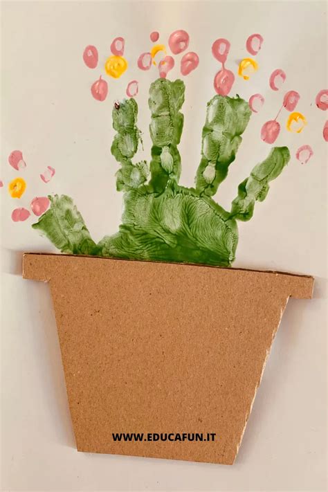 bambini che creano lavoretti di Halloween con materiali di riciclo