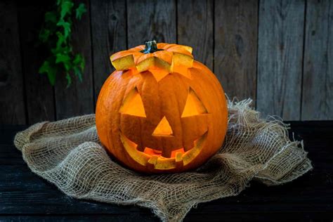 zucca di Halloween decorata con impronte di mani e piedi