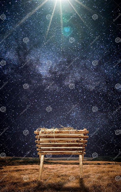 Una vecchia culla in legno in una stanza illuminata dalla luce soffusa del tramonto, simbolo di protezione familiare.