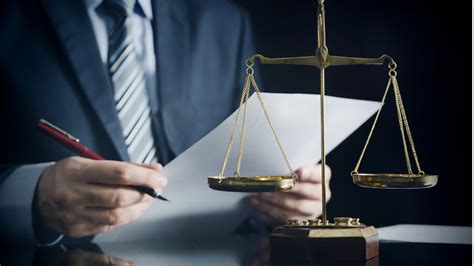 Infografica che illustra i termini per la presentazione della querela per stalking