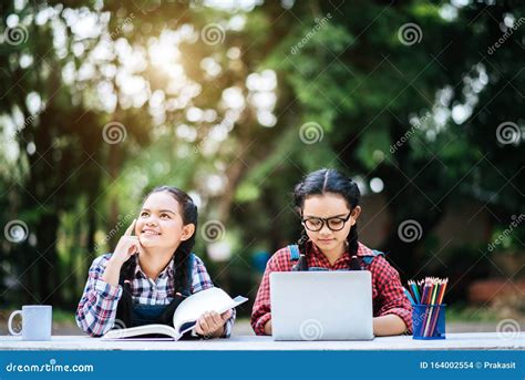Studenti che studiano online con laptop