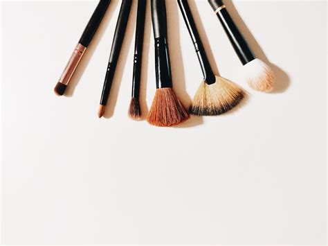 Articoli per il trucco e un pennello