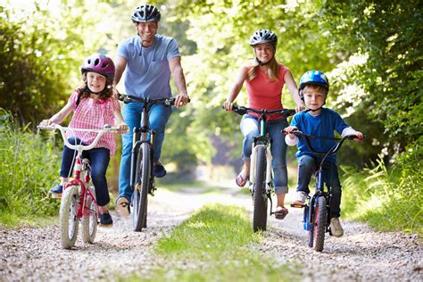 Famiglia in bicicletta con caschi