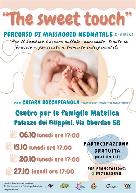 Coppia che segue un corso di massaggio neonatale, rafforzando il legame con il bambino