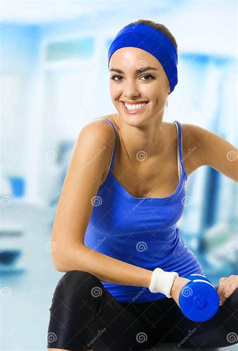 Donna che sorride mentre fa attività fisica