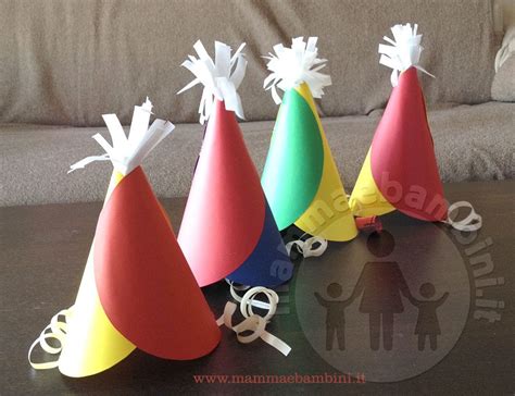 Bambini con cappellini di carta colorati a una festa