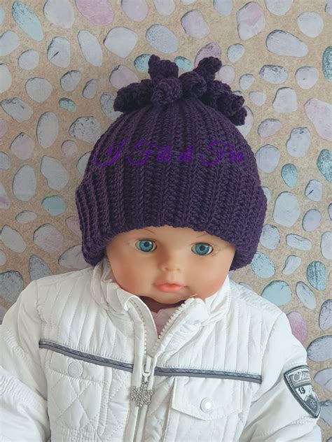 Primo piano di un cappellino decorato con riccioli di carta crespa