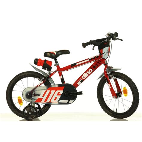 Bambino che parcheggia la propria bicicletta da 16 pollici utilizzando un cavalletto laterale