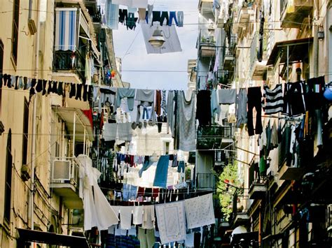 Una veduta suggestiva dei vicoli storici di Napoli con panni stesi al sole