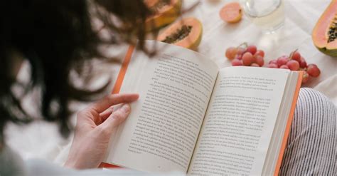 Una persona che legge un libro in un ambiente naturale sereno