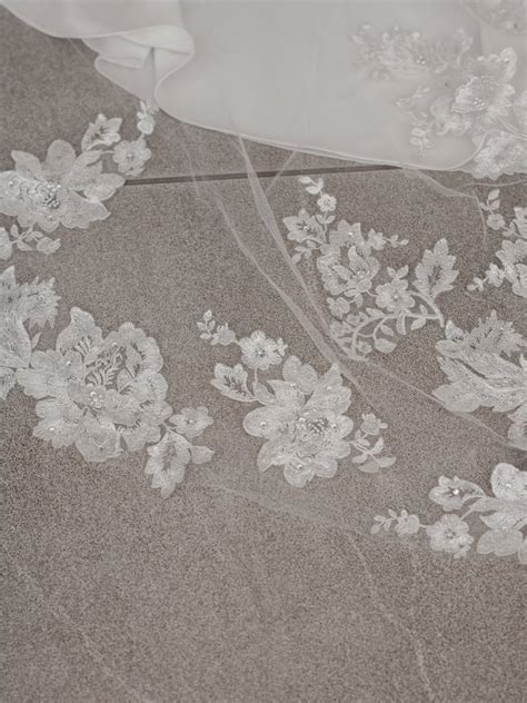 Primo piano di un bodystocking in pizzo con dettagli floreali