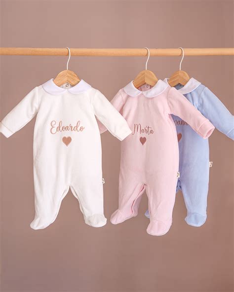 Neonati che indossano tutine colorate