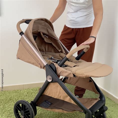 Bambino riposa nella seduta reclinata del passeggino