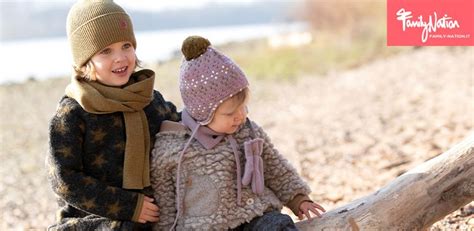 Bambino vestito a strati per l'inverno