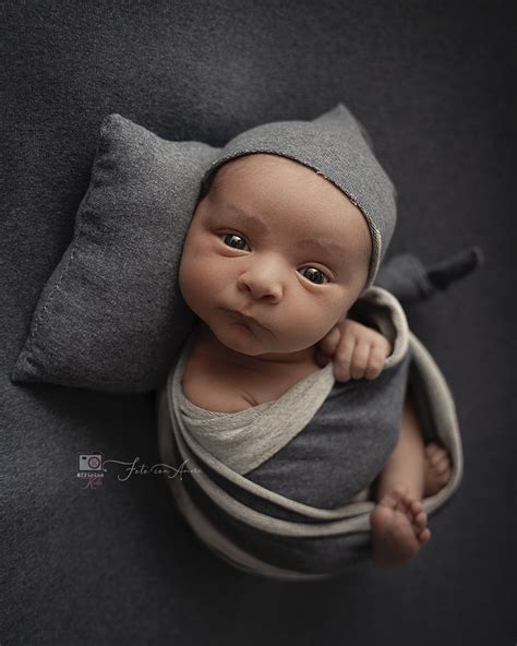 Bambino neonato durante servizio fotografico professionale