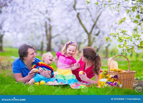 Famiglia con neonato in picnic all'aperto