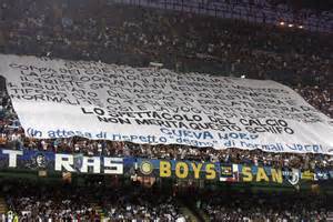 Immagine di un gruppo di tifosi ultras con striscioni e bandiere