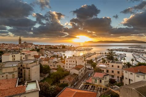 Panorama panoramico dei bastioni di Alghero al tramonto