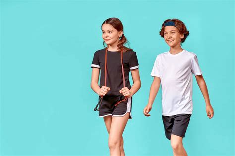 Bambino che indossa abbigliamento sportivo adidas e sorride