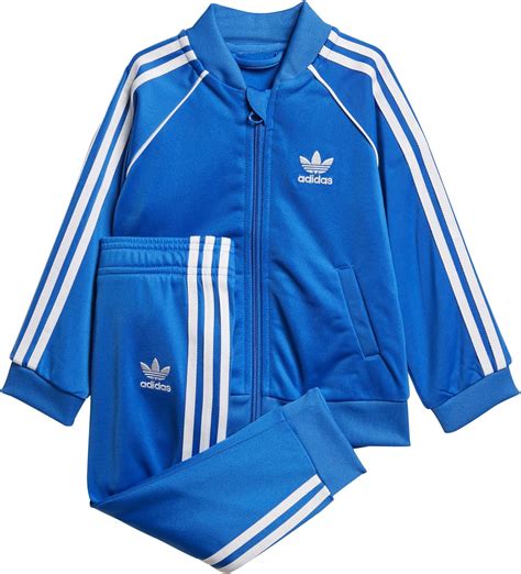 Bambino con tuta sportiva adidas e felpa