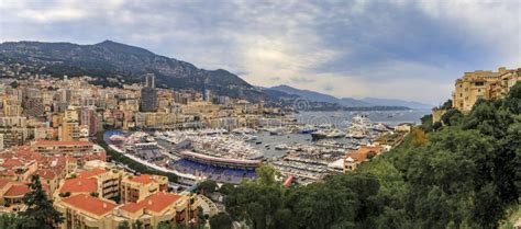 Panorama di Monte Carlo con edifici moderni e yacht
