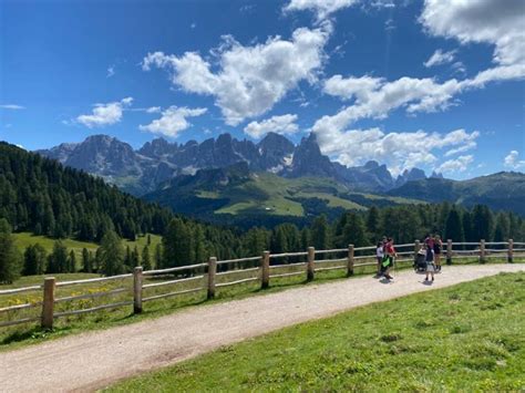 Bambini che giocano in una malga con vista sulle Dolomiti