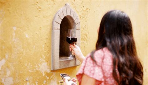 Illustrazione di Mario che si sente male dopo aver bevuto un sorso di vino, con Francesca preoccupata