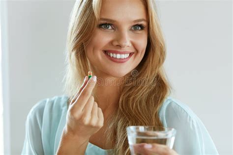 Donna incinta che prende una pillola