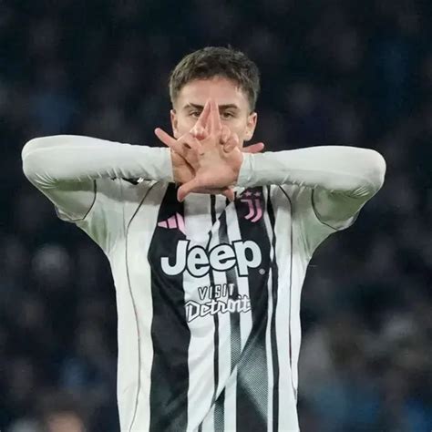 Bebeto che esegue l'esultanza della culla