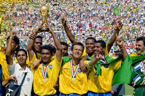 La nazionale brasiliana che alza la coppa del Mondo 1994