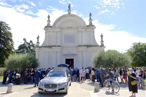 Ricostruzione della dinamica dell'incidente di Santa Maria di Sala con le due auto e le strisce pedonali