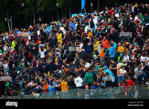 Pubblico di tifosi emozionati