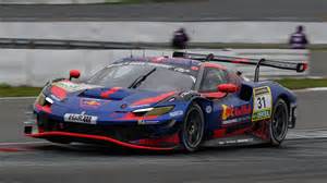 Max Verstappen in una vettura GT3 mentre insegue da vicino un avversario
