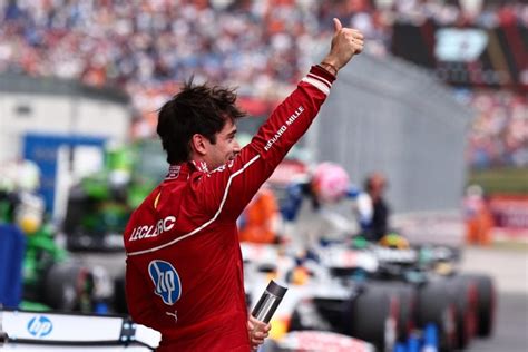 Kimi Antonelli celebra la pole position sulla griglia di partenza