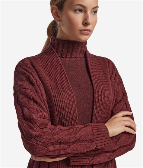 Dettaglio ravvicinato di una lavorazione a maglia con trecce intrecciate in lana merino