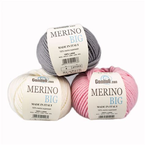 Una collezione di gomitoli di lana merino in varie tonalità cromatiche, pronti per essere lavorati