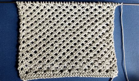 Una serie di campioni di lavorazione a maglia che mostrano trecce in diverse dimensioni e densità