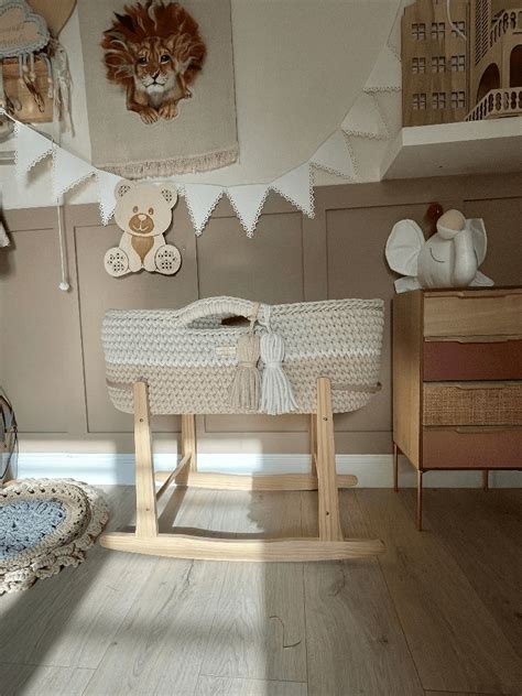 Una vista d'insieme di una culla in legno classico impreziosita da tessuti in lana di alta qualità