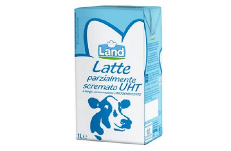 Immagine di diverse confezioni di latte in polvere DANA, incluse lattine e bustine
