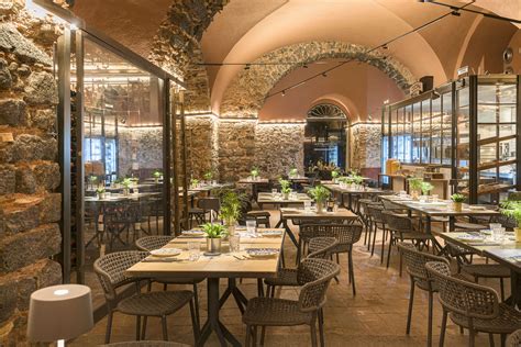 Bar del ristorante con selezione di bevande e gelati