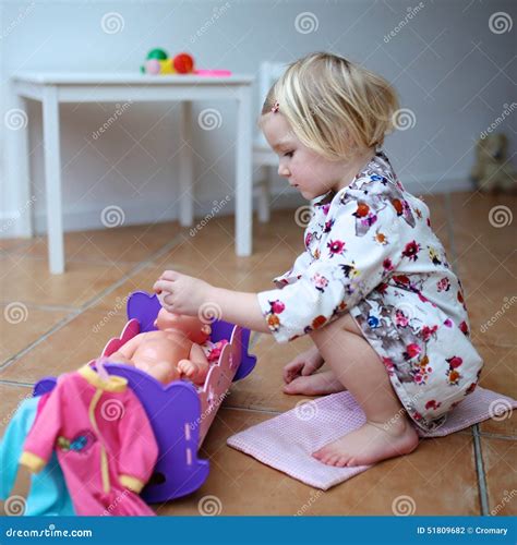 Bambino che gioca con bambola e set cambio