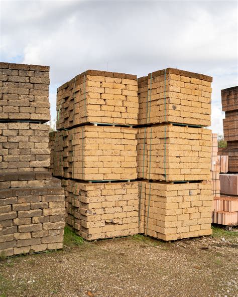 Materiali edili antichi in un magazzino