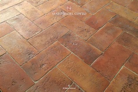 Pavimento antico in cotto con motivi geometrici