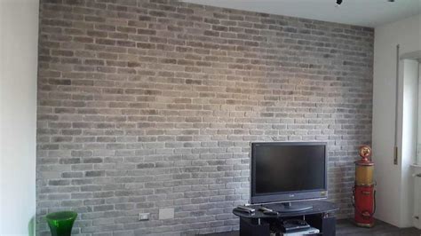 Parete rivestita con mattoni antichi recuperati