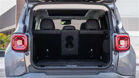 Interno del bagagliaio della Jeep Renegade con pianale regolabile