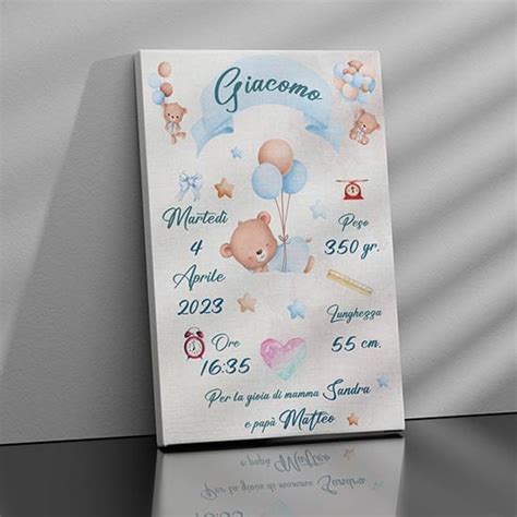 Tenero quadretto nascita personalizzato con dettagli colorati appeso in una cameretta moderna