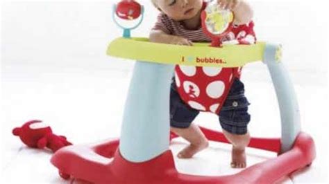 bambino che utilizza un girello in un ambiente domestico sicuro