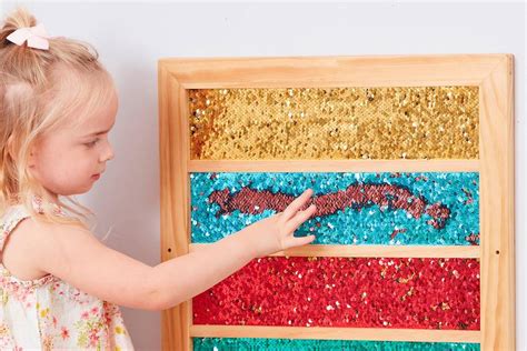 bambino che esplora un tappeto gioco con cuscini e stimoli sensoriali