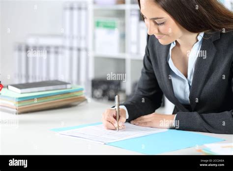 Donna che compila moduli