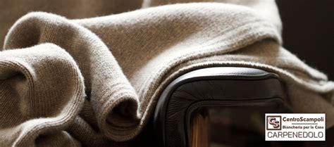 dettaglio di una morbida coperta in lana merino con trama visibile